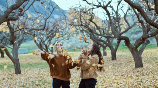 Mileniálové - dívky - radost - podzim