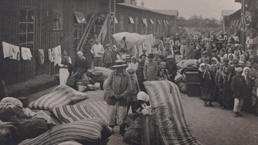 Sobotní úklid 10.6. 1916 v barákové kolonii v Choceňském Polsku
