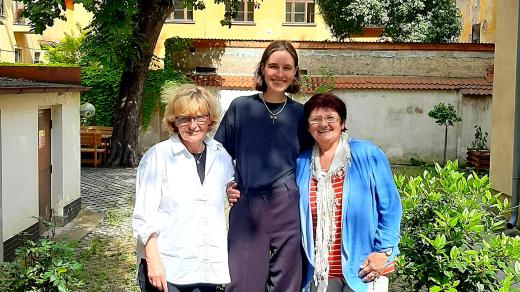 Valentýna Heřmánková z Arniky (uprostřed) a seniorky ze spolku Elpida: Dagmar Sedláková a Drahomíra Svítilová