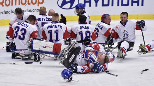 Čeští parahokejisté porazili ve svém závěrečném utkání na mistrovství světa v Ostravě 2:1 Norsko. Míří na paralympiádu