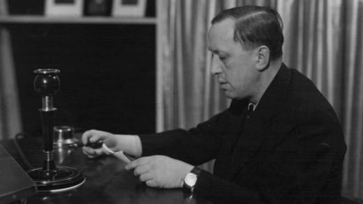 Karel Čapek, předseda československé odnože PEN klubu v letech 1925–1935, u rozhlasového mikrofonu (1937)