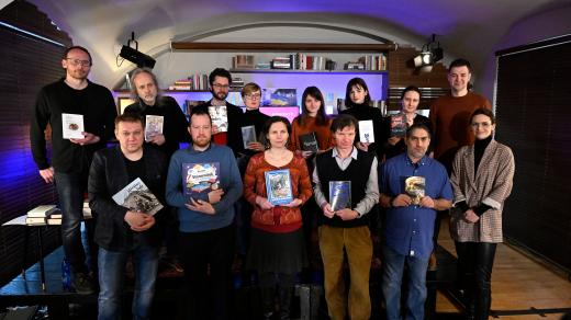 Společná fotografie nominovaných autorů a moderátorů na tiskové konferenci k vyhlášení nominací literárních cen Magnesia Litera. 8. března 2023