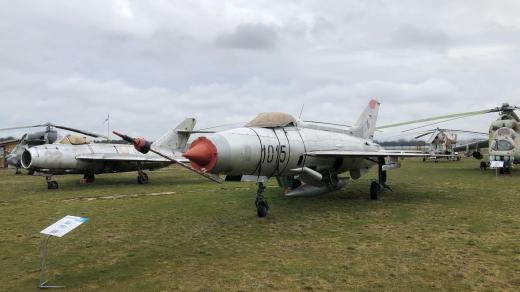 V bývalém vojenském areálu u města Cottbus mají sbírku desítek válečných letadel