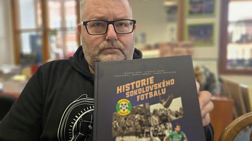 Ředitel muzea v Sokolově Michal Rund s novou publikací o tamním fotbalu