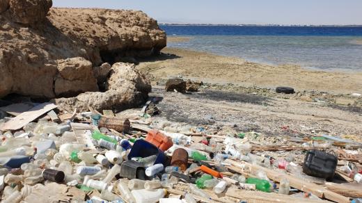 Plastové znečištění na egyptské pláži
