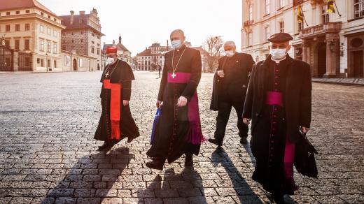 Kardinál Dominik Duka (vlevo) cestou na velikonoční bohoslužbu. V roce 2020 byly velikonoční bohoslužby přenášeny přes internet