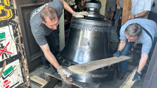 Nový zvon se chystá na věž dědického kostela