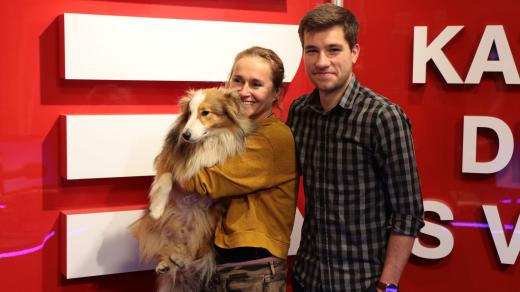 Na rozhovor s trenérem pozitivní výchovy psů Tomášem Nushartem si Lucie Výborná do studia Radiožurnálu přivedla i svého psího parťáka - kolii Fluffy