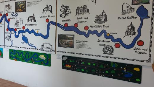U vstupu návštěvníky vítá dlouhá mapa toku řeky Sázavy
