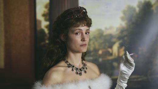 Vicky Krieps ve snímku Korzet