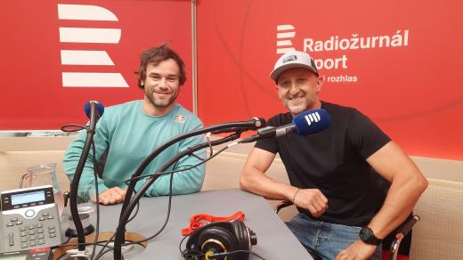 Vavřinec Hradilek a letec Petr Kopfstein ve studiu Radiožurnálu Sport