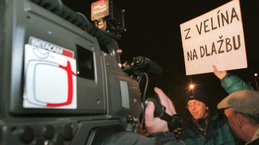 Proti obsazení velína České televize vzbouřenými redaktory zpravodajství protestovalo v lednu 2001 na Kavčích horách na 150 lidí
