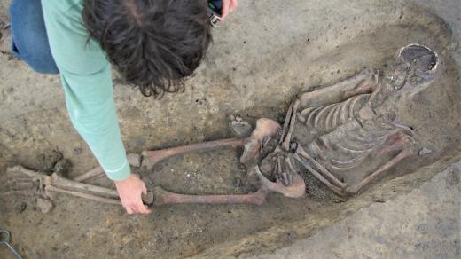Archeologové z Jičína připravují kostru keltské ženy k vyzvednutí