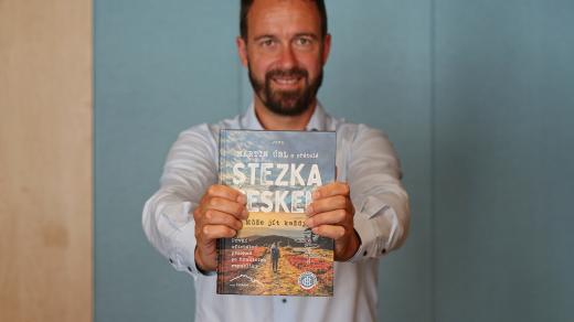 Martin Úbl s knihou Stezka Českem