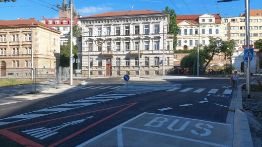 Na opravovanou křižovatku Fortna v Hradci Králové už se vrátily autobusy MHD