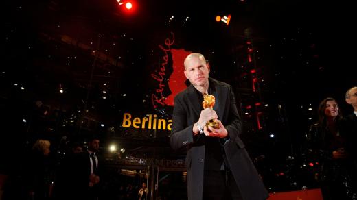 Hlavní cenu Berlinale, Zlatého medvěda za nejlepší film, letos získal snímek Synonyma režiséra Nadava Lapida