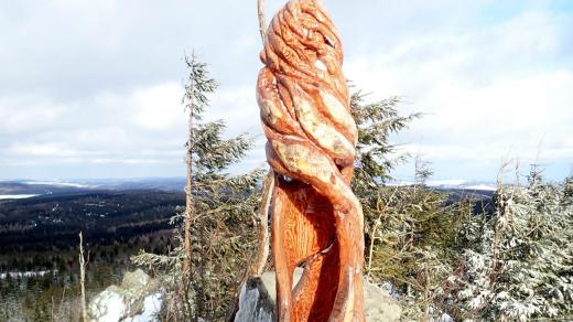 Dřevěná socha na vrchu Meluzína