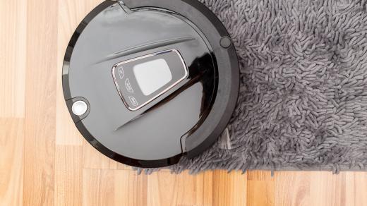 Přechod mezi hladkou podlahou a kobercem? Práh mezi místnostmi? Lepší vysavače to zvládnou, ty levnější ne