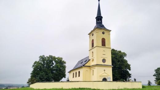 Kostel sv. Petra a Pavla na kopci ve Slatině u Vysokého Mýta je vidět ze širokého okolí