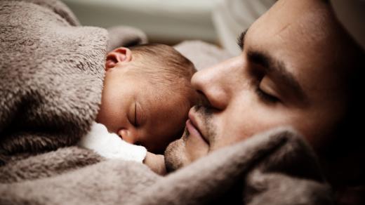 spící mimino - otec a novorozeně
