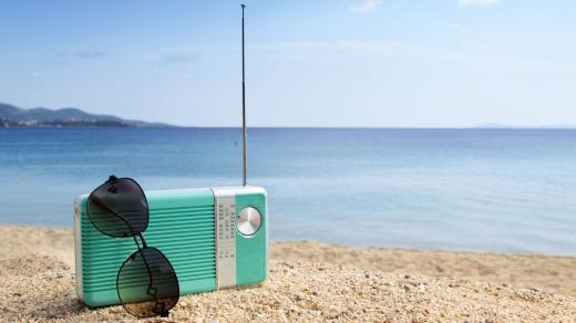 Poslouchání rádia na pláži
