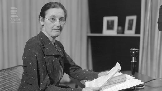 Marie Tumlířová u mikrofonu (1937)