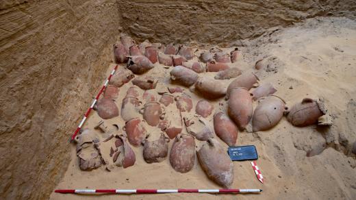 edna z vrstev zásobnic obsahujících zbytky po provedené mumifikaci uložených v mumifikačním depozit u dosud neprozkoumané šachtové hrobky v Abúsíru.