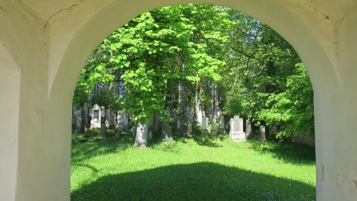 Pohled skrze vstupní bránu dřevíkovského hřbitova