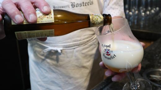 Pivovar Bosteels - nalévání piva