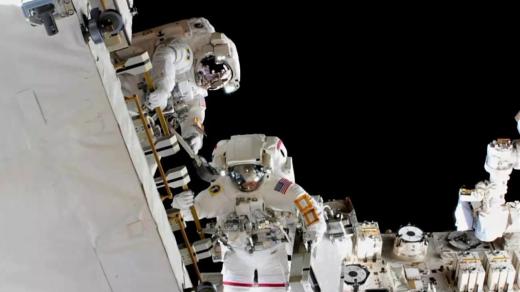 Američtí astronauti Anne McClain a Nick Hague vyměňují baterie na plášti Mezinárodní vesmírné stanice
