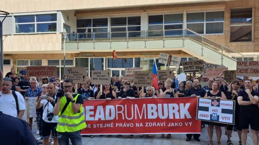 V Ústí nad Labem lidé demonstrovali za zachování péče v Lužické nemocnici v Rumburku
