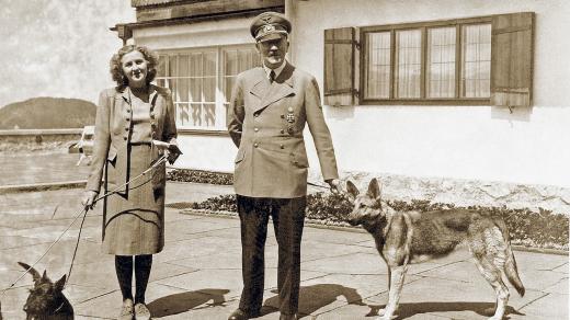 Eva Braunová a Adolf Hitler se svými psy (1942)