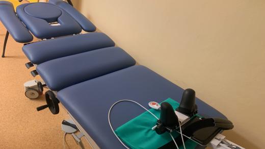 Při rehabilitacích v trutnovské nemocnici pomáhá zdravotníkům i pacientům takzvaný trakční stůl