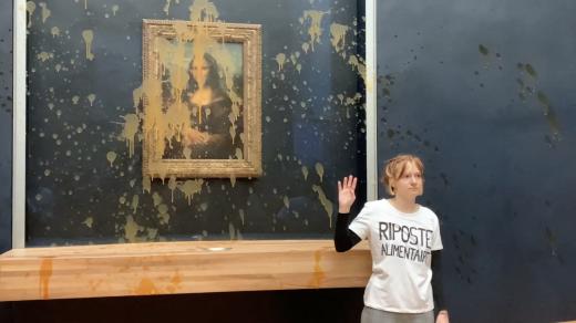 Dvě ekologické aktivistky ze skupiny Riposte Alimentaire zacákaly polévkou pancéřové sklo, které v pařížském muzeu Louvre chrání obraz Mony Lisy