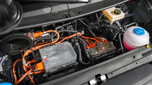 Pohled do motoru elektrické dodávky Volkswagen e-Crafter