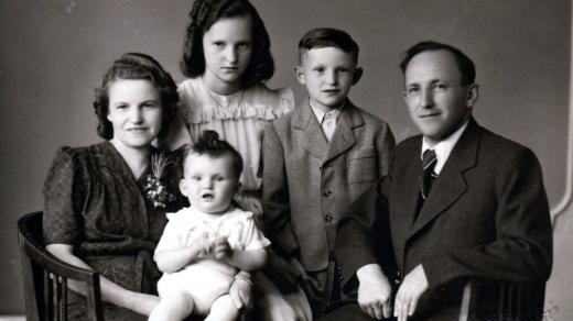 František Hýbl s rodiči a sourozenci (vpředu v náručí matky), Citov 1942