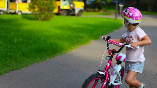 Dívka na kole (ilustrační foto)