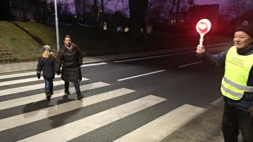 Dětem v České Kamenici pomáhají ráno na rušných přechodech pro chodce důchodci
