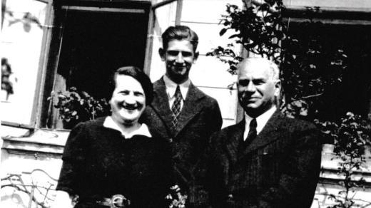 Marie a Emil Krausovi se synem Bedřichem kolem roku 1937