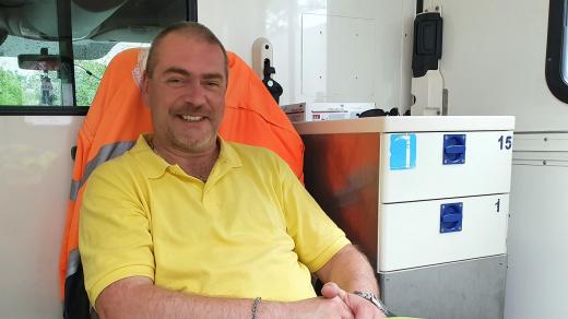 Záchranář Jan Doucha uvnitř sanitky