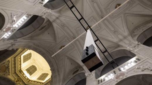 Obří dřevěné kyvadlo architekta Josefa Pleskota, které umístil do chrámové lodi kostela Nejsvětějšího Salvátora v Praze u Karlova mostu