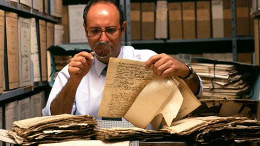 Při pátrání po předcích pomůžou archivy. Buď digitalizované, nebo ty klasické