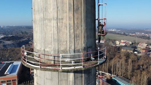 Umísťování budky pro sokoly stěhovavé na nejvyšší komín kladenské teplárny