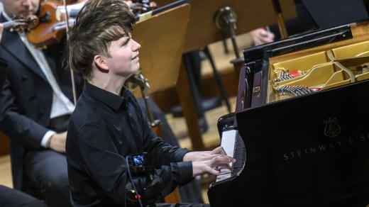 Český klavírista Adam Znamirovský zvítězil v sólové kategorii Concertino Praga 2023