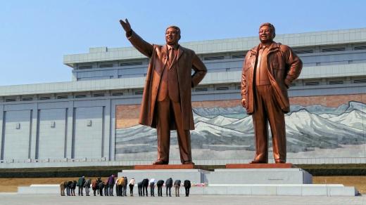 Sochy Kim Ir-sena a Kim Čong-Ila před letištěm v Pchjongjangu