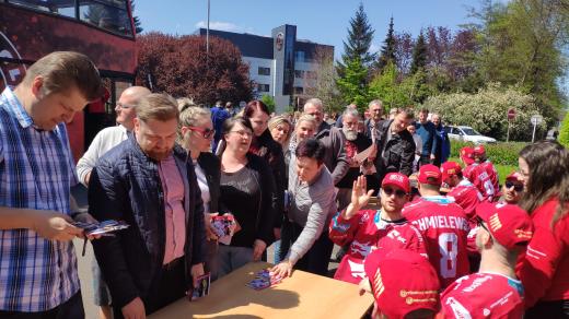 Pro podpis hokejistů si v Třineckých železárnách přišly desítky fanoušků