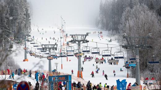 Skiareál Lipno, lyžování, zima, sníh, lyžaři, sjezdovka. Ilustrační foto