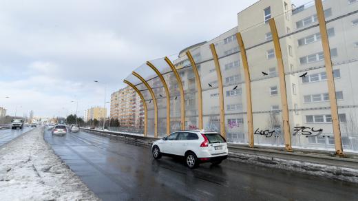 Protihluková stěna ve městě