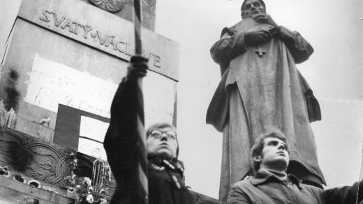 Demonstrace proti okupaci sovětskými vojsky pod sochou sv. Václava