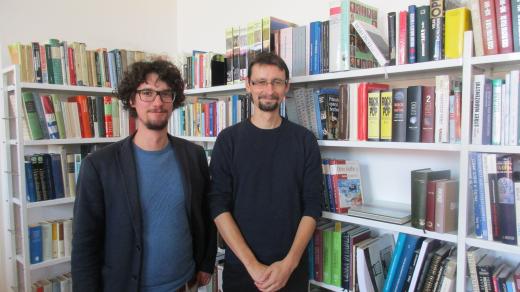 Marek Matvija (vlevo) s redaktorem Viktorem Velkem v knihovně Českého rozhlasu